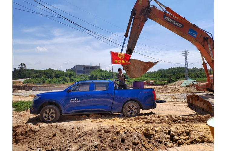 Komatsu 200-8 excavator repair site